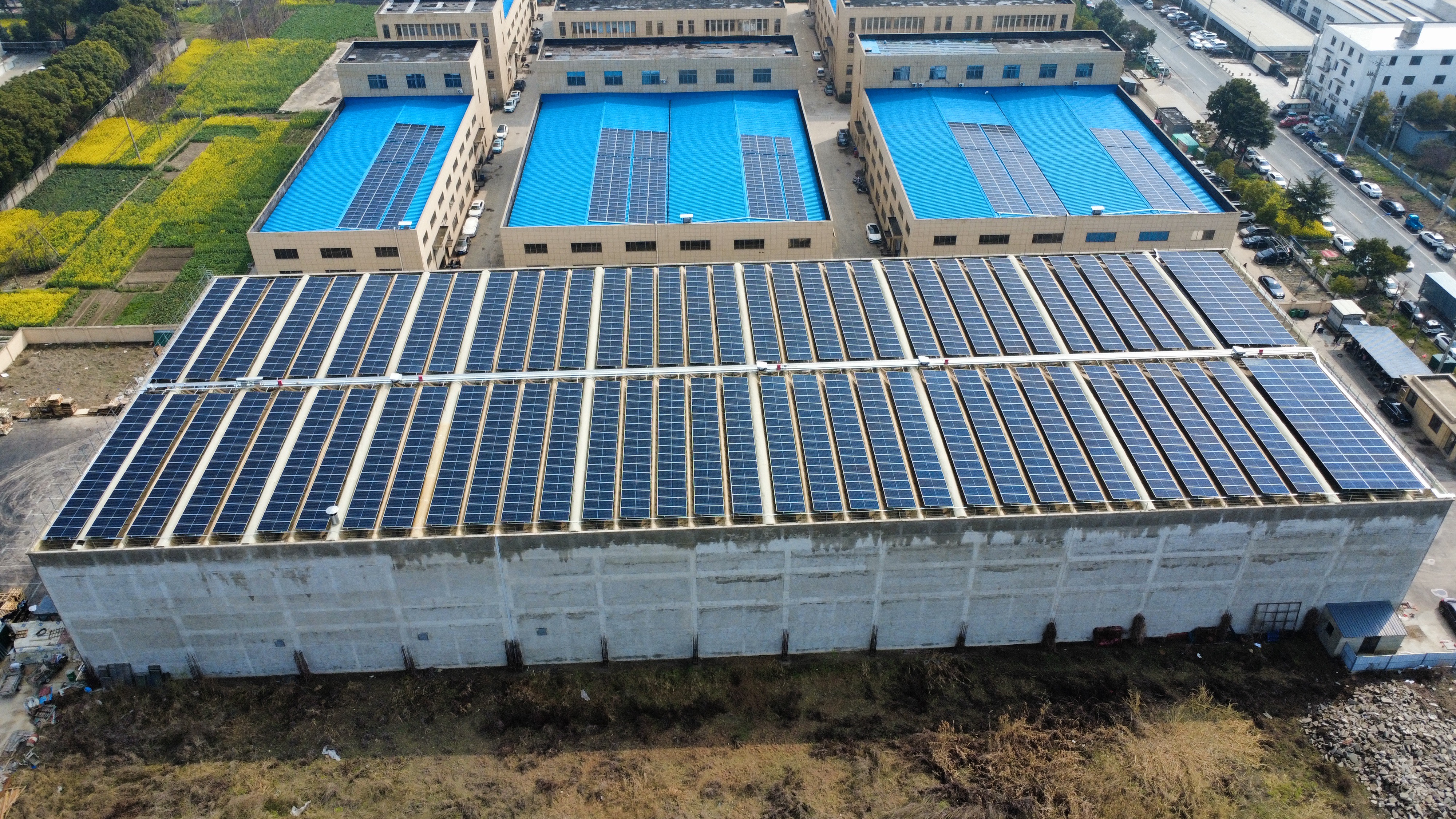 攻克异形屋面施工难题 美的新能源周口凡洋光伏项目顺利并网